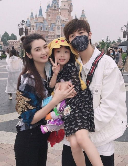 张丹峰女儿才是整容式长大,如今与爸爸复制粘贴