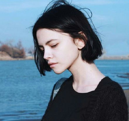 短发欧美女生头像,衣服是鲜艳的颜色