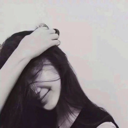 黑白卡通头像女生短发艾晓琪