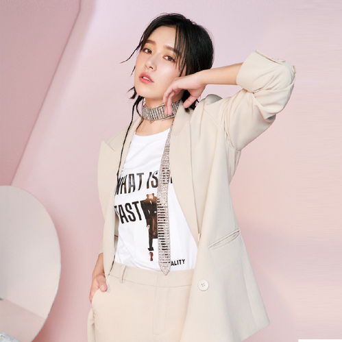 阚清子分手之后亮相,西装格纹套装复古时髦,网友变身时尚女王