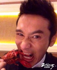 黄晓明初封影帝吃小龙虾庆功秀搞怪表情八连拍