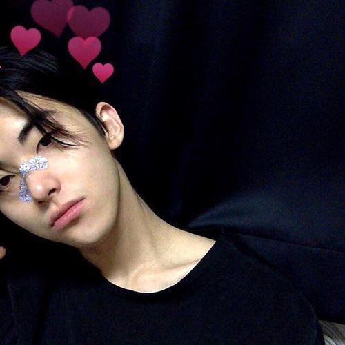 求一张情侣头像正脸闭眼男生头像和下边一样的