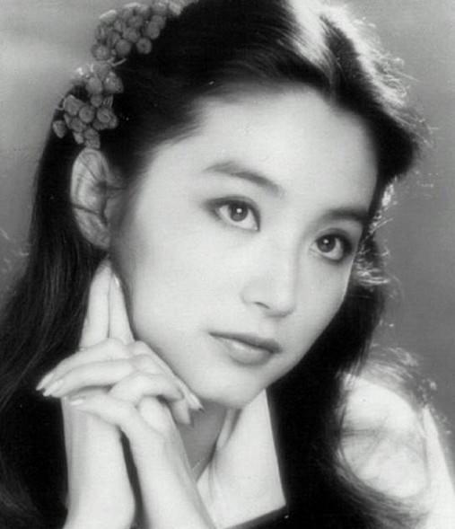 林青霞吊唁赌王,花甲之年女神风采依旧,二十年情感纠葛终得幸福