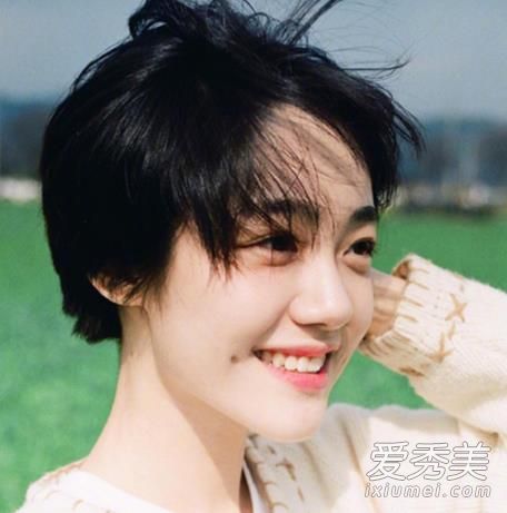 黑发应该有什么样的短发离开文学风格会很时尚
