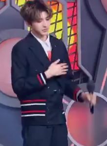 蔡徐坤穿西装演绎表情包搞怪也不忘耍酷