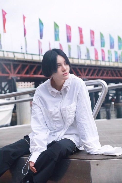 尚雯婕身穿白色西服套装,御姐范儿十足,网友鞋子实力抢镜