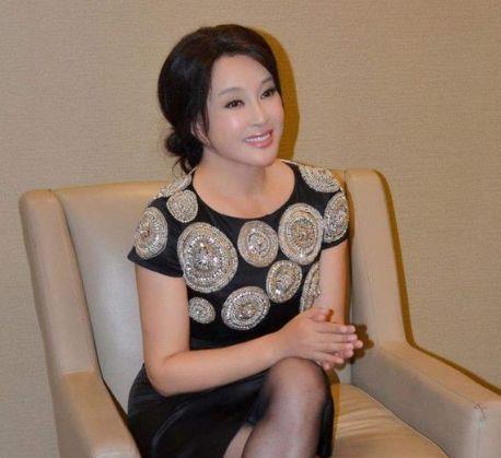 68岁刘晓庆在街头无人认出,步伐矫健走路带风,被吐槽口罩不戴好