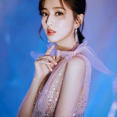 38岁佟丽娅生图曝光,面容姣好皮肤白皙,露肩高叉裙凸显女王气质