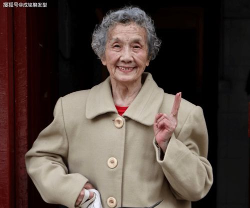 五六十岁的女人,别总烫盖半耳短发,试试露耳小暴卷,减龄又洋气