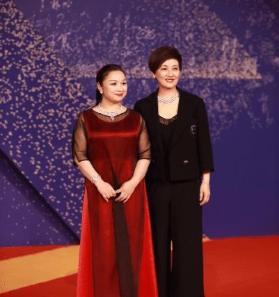 为什么女人要坚持化妆瞧60多的邓婕与刘晓庆同框,结果很现实