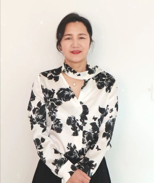 五十岁的妈妈也可以美得高级学大龄博主的穿搭法,显年轻又吸睛
