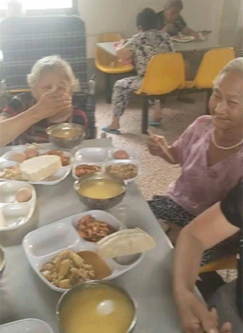 70岁老妈第一天入养老院,看见这样的饭菜,要求马上回家