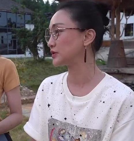 周迅最新直播太少女穿卡通t恤碎花裙,素颜戴圆框眼镜超可爱