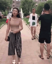 搞笑gif趣图妹子,你这是做了什么对不起你男朋友的事了,做贼心虚了吧