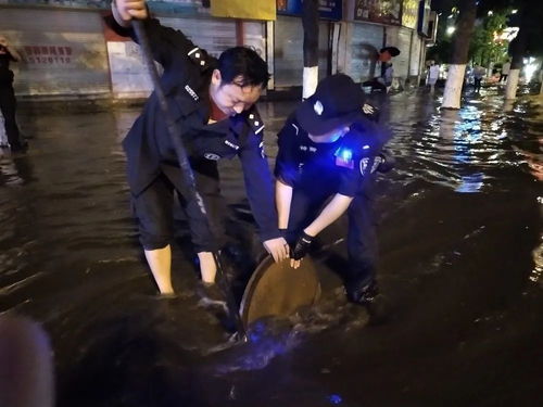 暴雨漫灌会泽城警方冒雨护平安