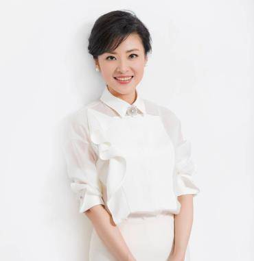 52岁周涛近照面部松弛苹果肌突出,网友感叹女神还是老了