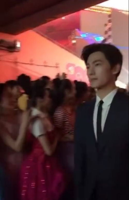 杨洋活动后台照曝光,女粉丝看到他的反应超搞笑,网友气质绝了