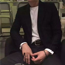 成熟稳重的男生陌陌头像高清大图我不喜欢说爱只喜欢谈钱
