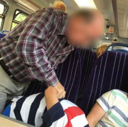 英男孩脚踩座位被老人反手擒拿