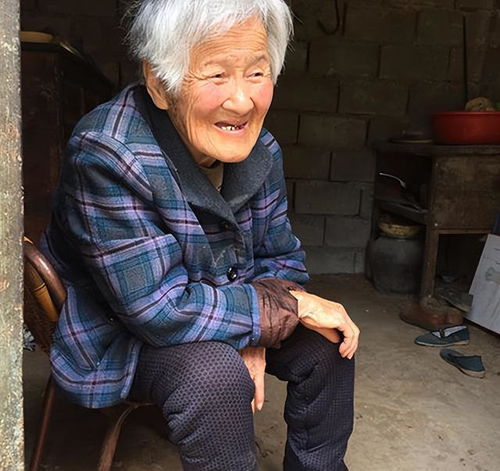 陕西90岁老人到死都不愿上户口,临死前交出一张照片,暴出身份