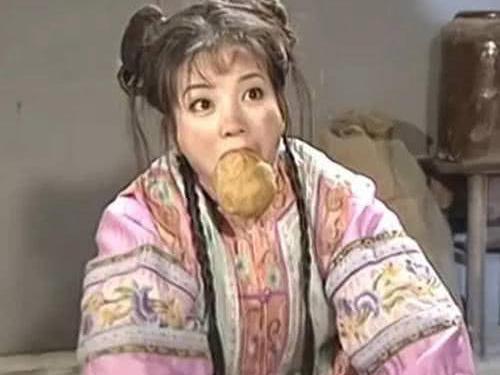 吃东西的古装女星,热巴和赵丽颖呆萌,她狼狈中还带点可爱
