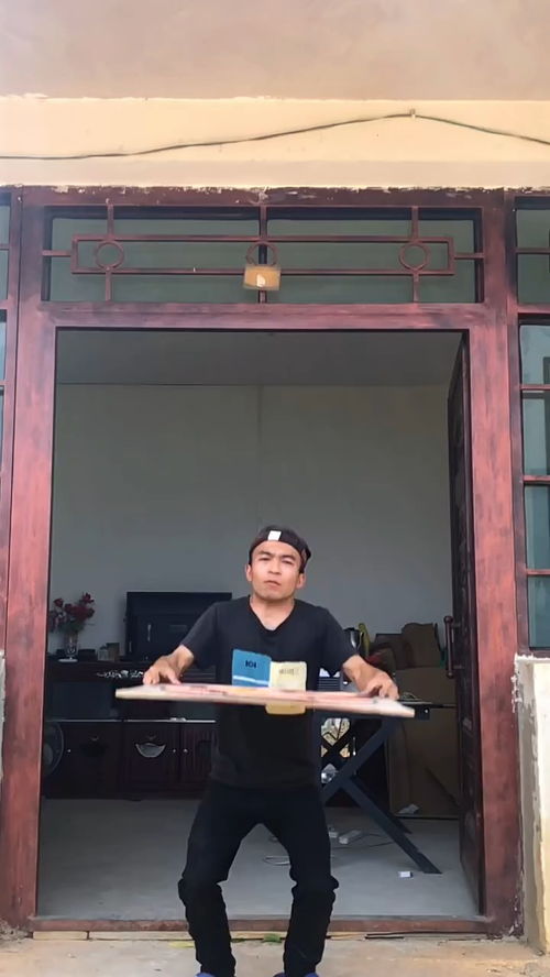 小伙用小石子抖出猪八戒卡通人物画像