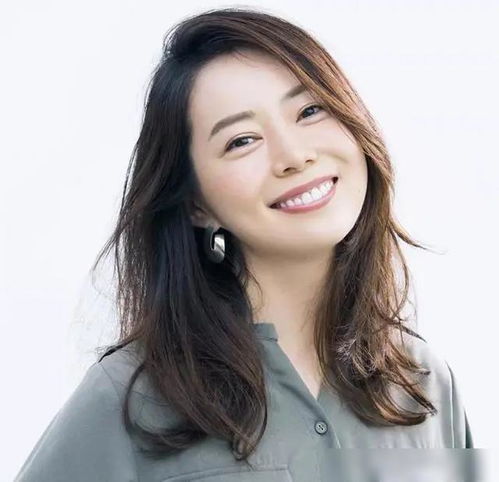 过了50岁别烫小卷了,显老学日本女人烫空气卷,时髦又减龄