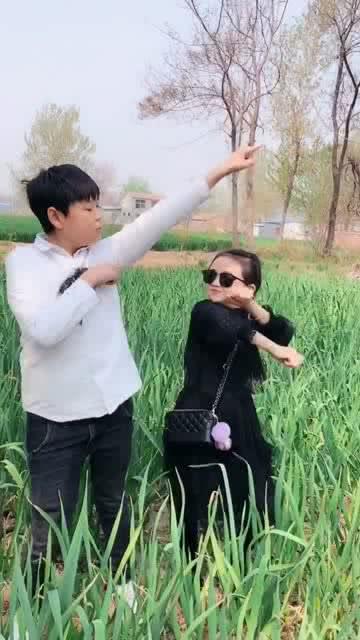 袖珍小夫妻跳舞,看二蛋一脸不情愿的表情搞笑了
