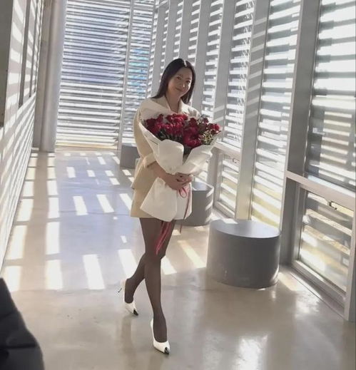 前韩国第一美女金喜善晒美照,人到中年依旧超美,身材更是没变化