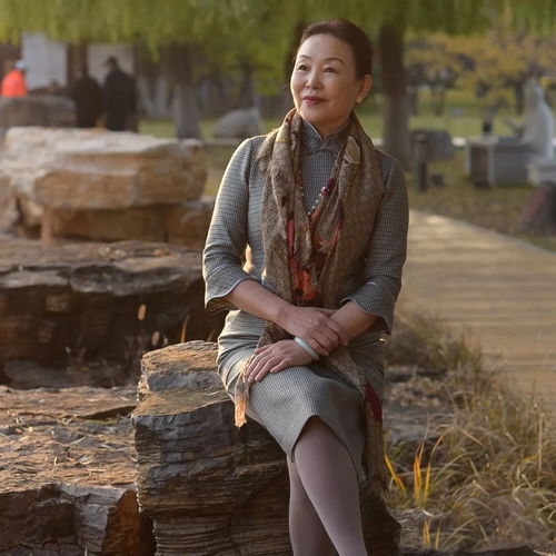 这才是50岁女人高级的打扮真丝衫小脚裤,时尚优雅好精致