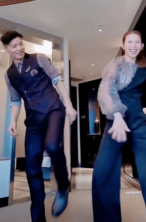 张晋夫妇庆结婚13年,蔡少芬乱舞被张晋翻白眼嫌弃,表情超有爱