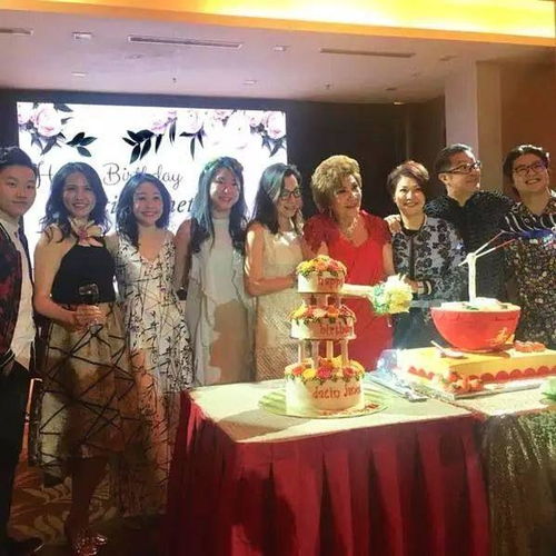 杨紫琼回娘家众人设宴,她身材暴瘦真显老,80岁妈妈不惧露肩带