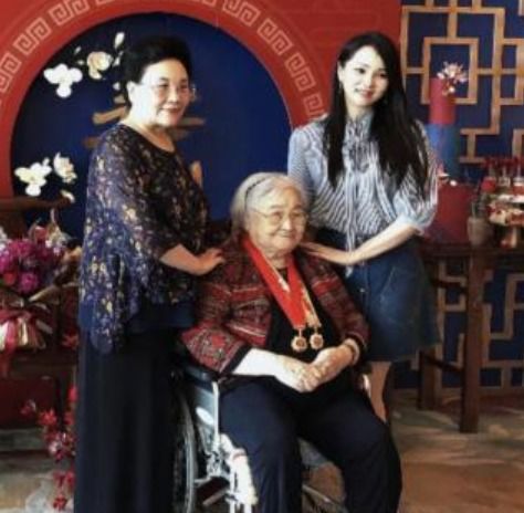 秦昊一家现身为姥姥庆生,伊能静与婆婆热情互动亲如母女,全家福温馨无比