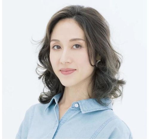 40岁女人年底烫发,是烫大卷还是烫小卷关键要看脸型