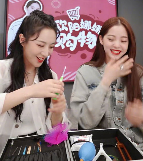 宝藏少女技能多欧阳娜娜在直播间给薇娅采耳