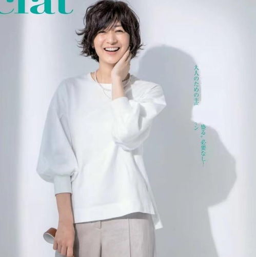 这才是50岁女人的最美装扮,日本模特知性优雅的穿搭,养眼又减龄