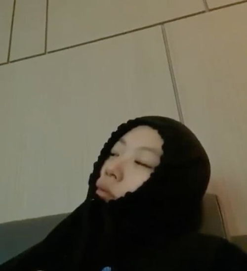 窦靖童晒最新近照,五官清晰可见大眼睛萌萌的,表情调皮搞怪