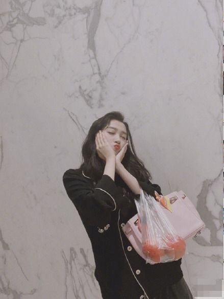 关晓彤晒男友视角美照,害羞捂脸撅嘴撒娇尽显小女人姿态