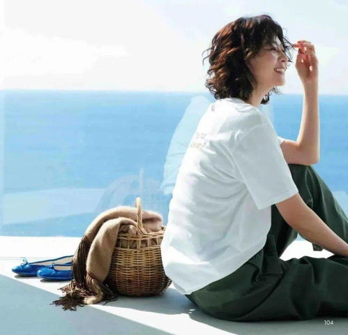 48岁中年女人喜欢简约气质风,初夏穿搭清爽时尚,高级有品位