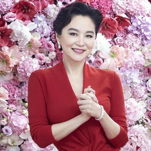 温碧霞沉寂多年演新剧,50岁依旧大露香肩,但脸垮严重表情僵硬