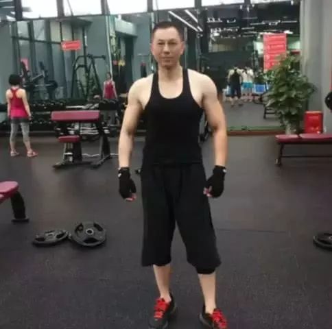 60岁最好看的头像健身