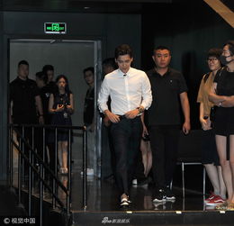 组图李易峰黑白装扮帅气有型前后数十人护驾派头足