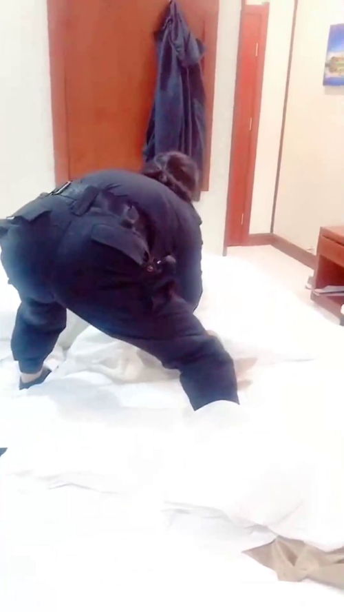 当警察的小姨一来,就把1岁外甥女当犯人整,你这职业病真没治了