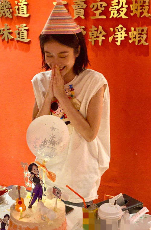 虞书欣赵小棠安崎为张雪迎庆生,四姐妹同框搞怪,虞书欣表情亮了