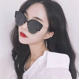 短发墨镜豪放女孩
