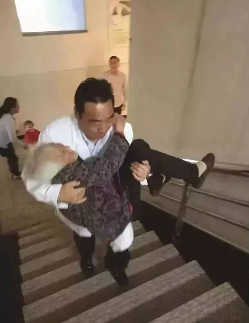 三军仪仗队行进途中弯腰做了一件事,却迷倒了全中国...