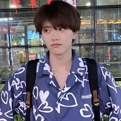 男生头像成熟稳重的卡通图片稳重