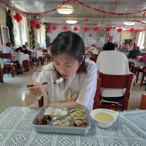 38岁女子辞职住进养老院引热议年轻人频闯老年消费场景,是解压还是占便宜