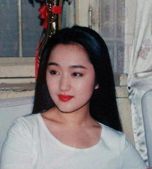 玉女掌门人杨钰莹,被富二代狂追,被曝流产今49岁仍不婚不育