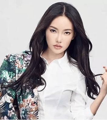 适合30岁女人的发型酒赤色发色微卷外型